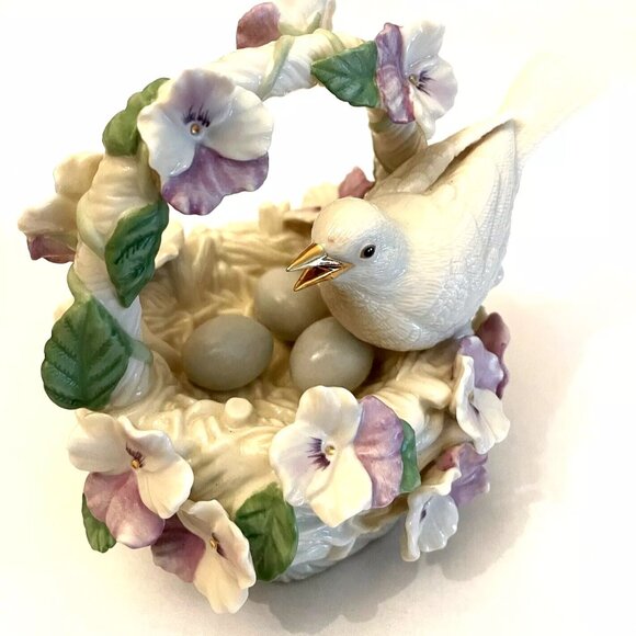 Bird in Basket Music Box Song is APRIL SHOWERS is loud and clear 4" x 4 3/4" - Picture 3 of 6